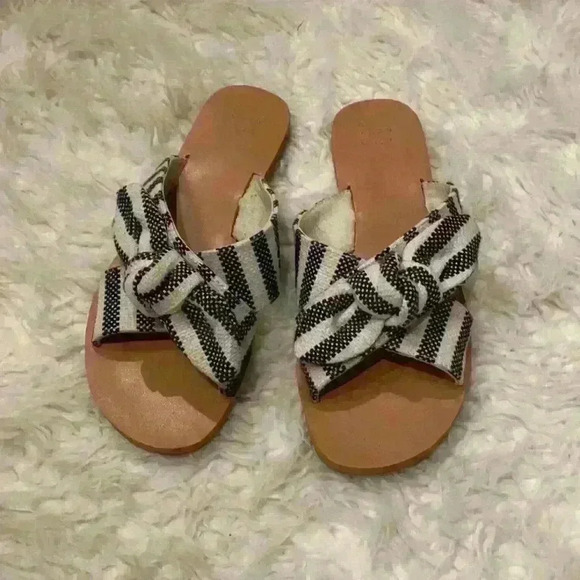 Shoes - Beachy Sandals Size 7